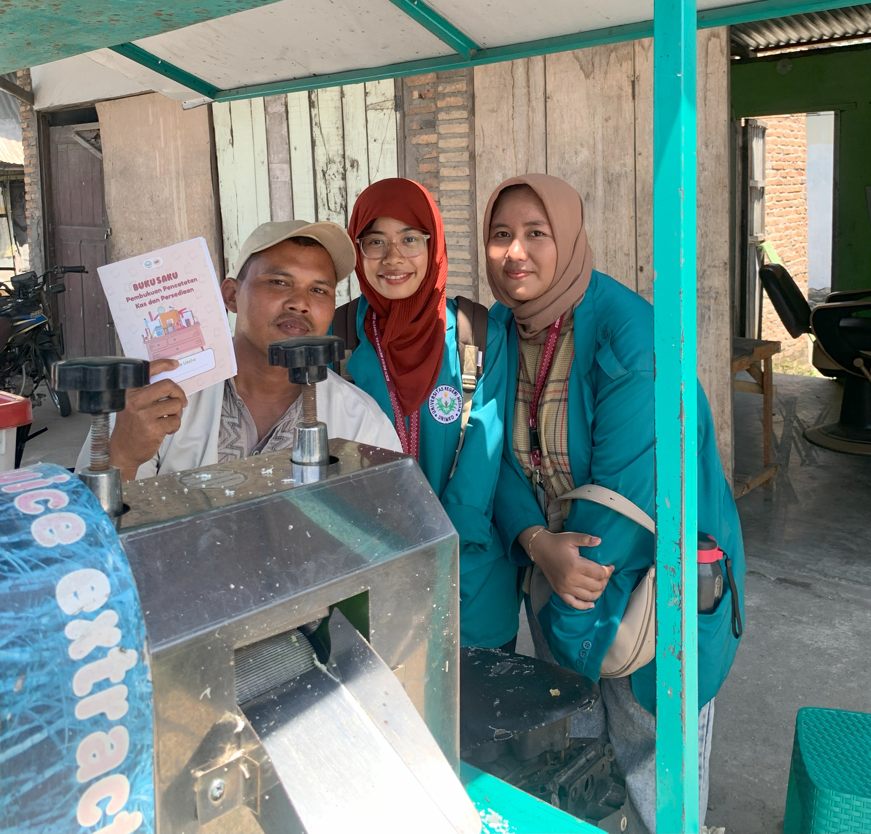 Pelaksanaan Program Kerja Pelatihan Pembukuan Keuangan oleh Mahasiswa KKN Universitas Negeri Medan 2025 bersama salah satu UMKM yang ada di Desa Bengkel